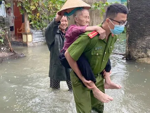 Nghệ An: Hàng trăm người “chạy lũ” do nước ngập sâu hơn 1m