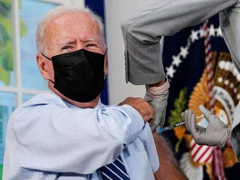 Tổng thống Mỹ Joe Biden tiêm mũi vaccine ngừa Covid-19 thứ 3