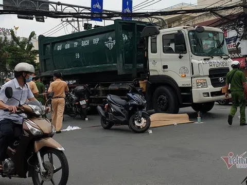 Va chạm với xe máy rồi ngã ra đường, thanh niên bị xe chở rác cán tử vong tại chỗ