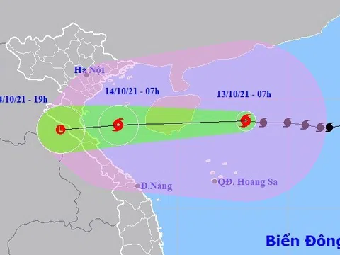 Cập nhật tình hình bão số 8: Cách Hà Tĩnh 640km, tăng tốc hướng về đất liền