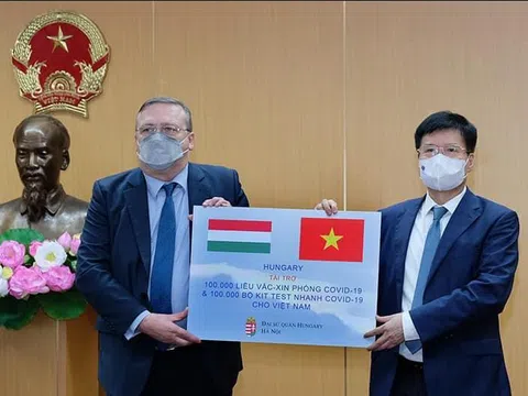 Việt Nam tiếp nhận 100.000 liều vắc xin AstraZeneca và 100.000 kít xét nghiệm nhanh