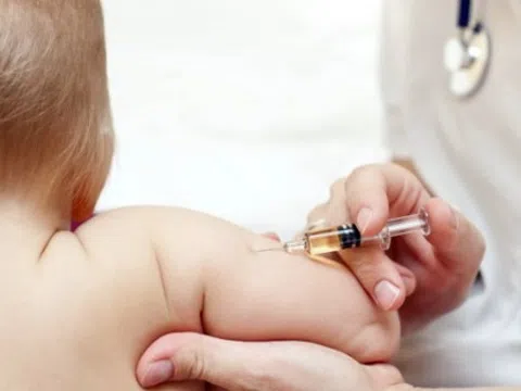 Hà Nội: Thông tin chính thức về sự cố tiêm nhầm vaccine cho 18 trẻ em ở Quốc Oai