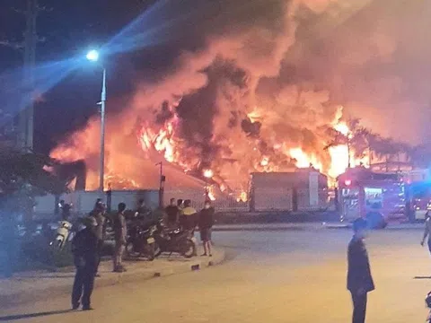 Nhân chứng hoảng hồn kể lại phút xưởng nhựa bốc cháy, 10 công nhân may mắn thoát chết
