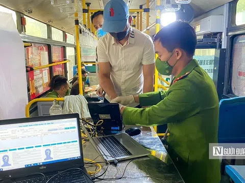 Chiếc xe buýt đặc biệt chạy cấp căn cước gắn chip cho người dân