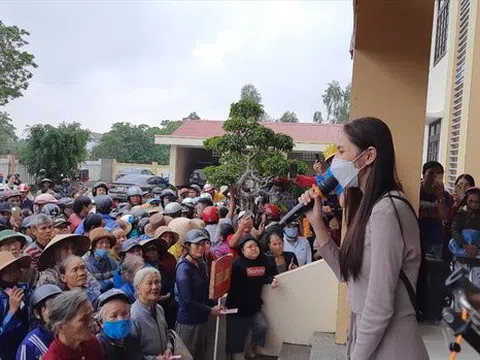 Tiền từ thiện ca sĩ Thủy Tiên trao ở Quảng Trị ít hơn số được xác nhận