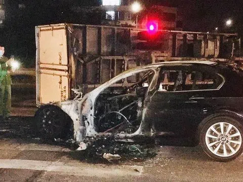 Xế sang BMW cháy trơ khung sau cú va chạm kinh hoàng với xe tải