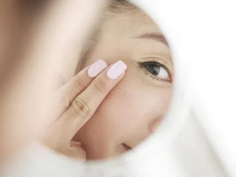 Chăm sóc da vùng mắt theo chỉ dẫn của chuyên gia