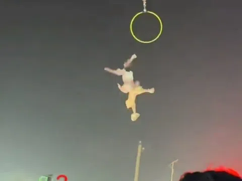 Nữ nghệ sĩ xiếc rơi tự do từ vòng treo trên cao trước mắt hàng trăm khán giả