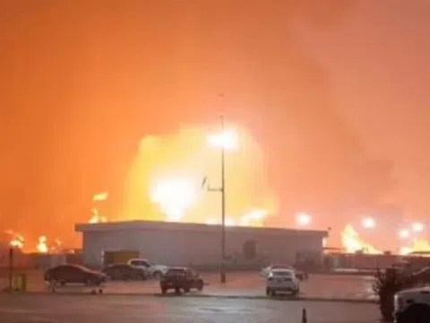 Cháy kinh hoàng tại nhà máy lọc dầu lúc sáng sớm, 5 người thiệt mạng