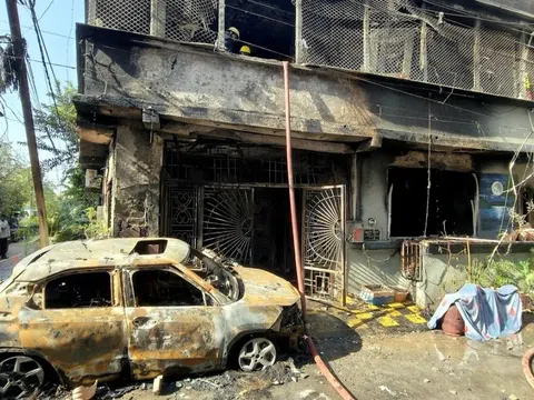 Xe điện phát nổ lúc rạng sáng, 8 người trong một gia đình tử vong thương tâm