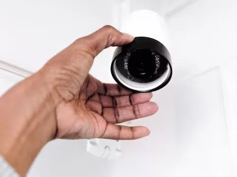 Bác sĩ lắp camera giấu kín trong bóng đèn phòng sinh, quay lén hơn 3.000 clip nhạy cảm