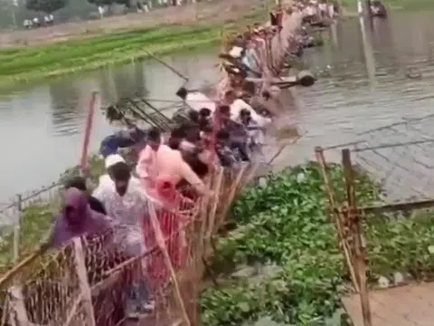 Cây cầu được dựng bằng tre và thùng nhựa bất ngờ bị sập, hàng chục người rơi xuống sông