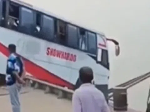 Xe khách lao xuống sông, ít nhất 16 người thiệt mạng: Hé lộ nguyên nhân