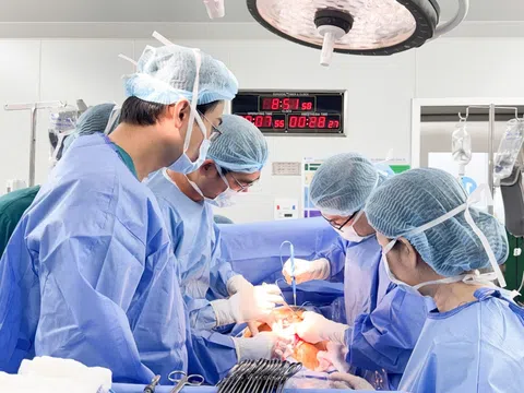 Thấy bụng to bất thường, cô gái đi kiểm tra phát hiện "thứ đáng sợ" gần 12kg trong tử cung