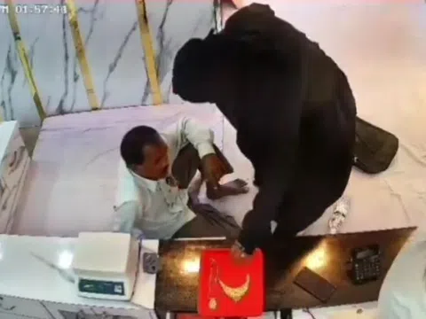 Cứ tưởng khách quý ghé thăm, chủ tiệm vàng "đứng hình" khi thấy thứ người phụ nữ rút ra từ trong lớp áo