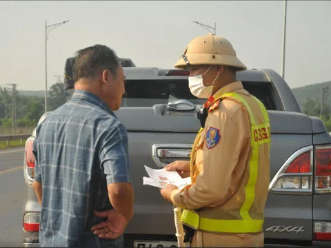 Từ 1/1/2025, để phục hồi điểm giấy phép lái xe, tài xế phải qua vòng kiểm tra kiến thức