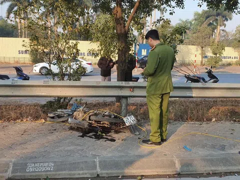 Hiện trường ám ảnh xe máy nát bét sau va chạm với xe tải, 3 người tử vong thương tâm