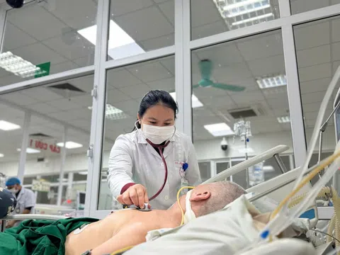 Nhiều người già, trẻ nhỏ nhập viện vì viêm phổi, phải lọc máu, thở máy