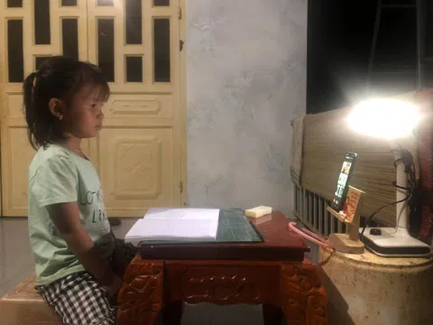 Trăn trở của phụ huynh có con vào lớp 1 qua... màn hình điện thoại