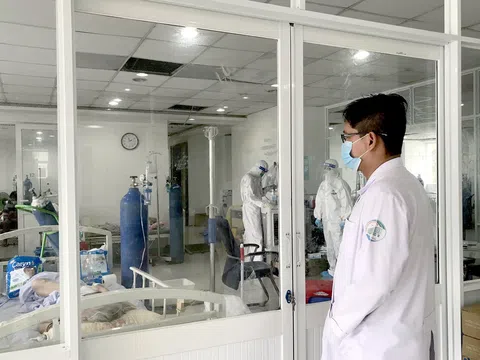 Khoảnh khắc quyết định “sinh tử” của bác sĩ tại bệnh viện dã chiến