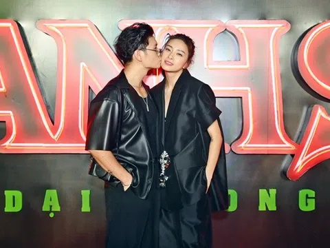 Ngô Thanh Vân nhận nụ hôn ngọt ngào từ ông xã Huy Trần trên thảm đỏ “Thanh Sói”