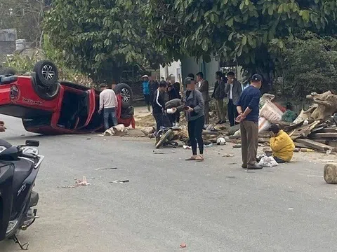 Clip: Né xe máy sang đường ẩu, xe bán tải phanh "cháy lốp" rồi lật "phơi bụng" giữa đường