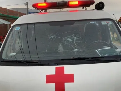 Trà Vinh: Truy tìm thanh niên đập vỡ kính xe cấp cứu