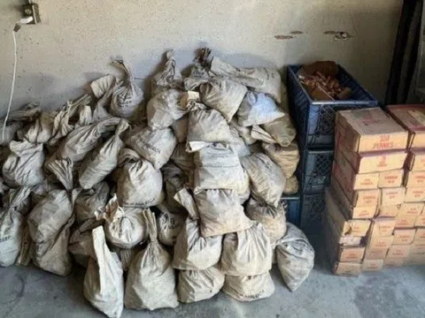 Dọn nhà, chàng rể phát hiện bí mật không ngờ của bố vợ