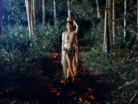 Hương Giang đầu đội lu, chân đạp than củi mang hình ảnh nóng bỏng trong MV mới