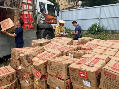 Hà Nội: CSGT phát hiện 36.000 gói xúc xích nghi nhập lậu trên xe tải