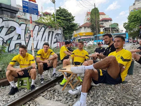 Sẽ xử phạt quán “cà phê đường tàu” để dàn cầu thủ Dortmund ngồi trên đường ray