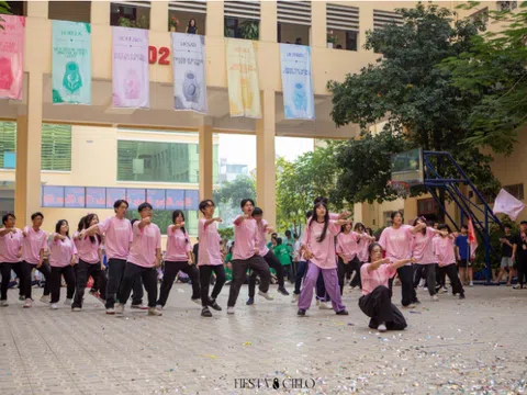 Học sinh trường Chuyên Sư phạm cháy bỏng trong những điệu nhảy Flashmob