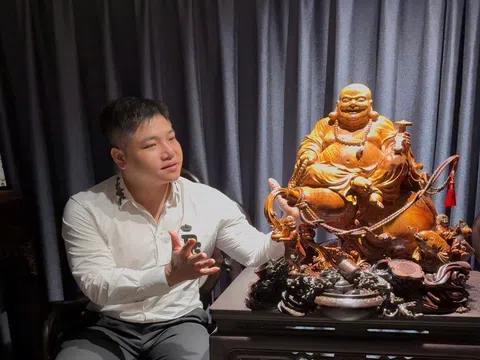 Nhà sưu tầm Thái Hoàng chia sẻ về tác phẩm gỗ độc bản “Di Lặc Phúc Tài Hội Tụ”