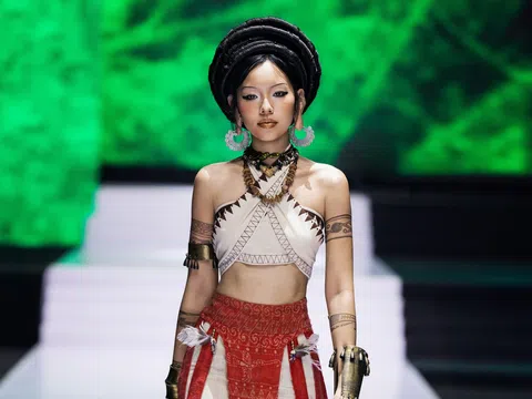 Khi hoa văn Đông Sơn được tái sinh trên sàn diễn AVIFW Thu đông 2025