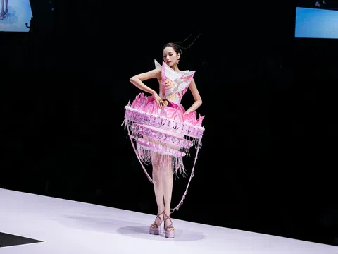 Hoa hậu Lê Hoàng Phương catwalk ấn tượng với thiết kế thêu núi hùng vĩ, chiếm trọn spotlight AVIFW Thu Đông 2025
