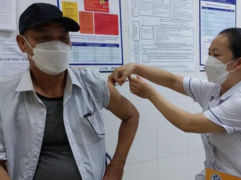 Hà Nội: Người dân đổ xô tiêm phòng cúm A, vắc-xin nhiều nơi “cháy” hàng