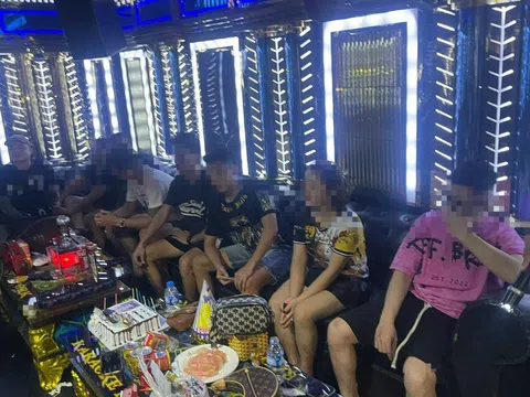 Phát hiện nhóm nam nữ bay lắc ở quán karaoke cùng ma túy "nước vui"