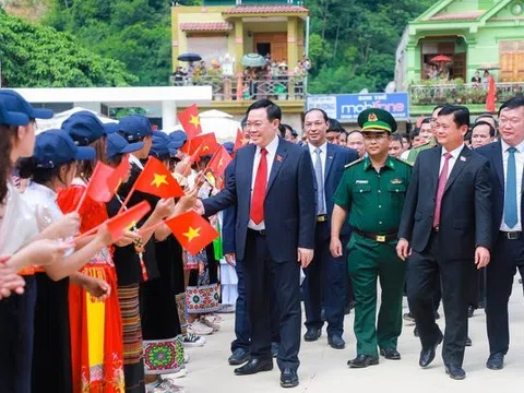 Chủ tịch Quốc hội Vương Đình Huệ dự lễ khai giảng trường THPT Kỳ Sơn