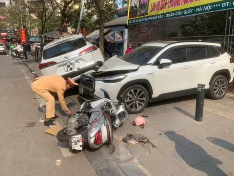 Vụ ô tô con tông hàng loạt phương tiện trên phố Nguyễn Phong Sắc, Hà Nội: Hiện trường tan hoang, nhiều người bị thương