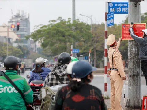 Hà Nội: CSGT lắp bảng mức phạt của Nghị định 168 tại cột đèn giao thông ở các nút giao trọng điểm