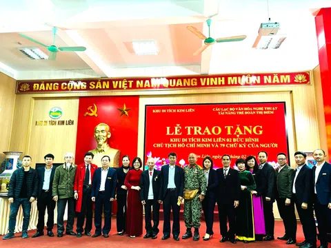 Lễ trao tặng khu di tích Kim Liên 02 bức hình Chủ tịch Hồ Chí Minh và bộ sưu tập 79 chữ ký của Người