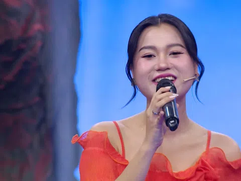 Lâm Vỹ Dạ giới thiệu bản thân là ca sĩ hề, quên lời khi đang say sưa khoe giọng