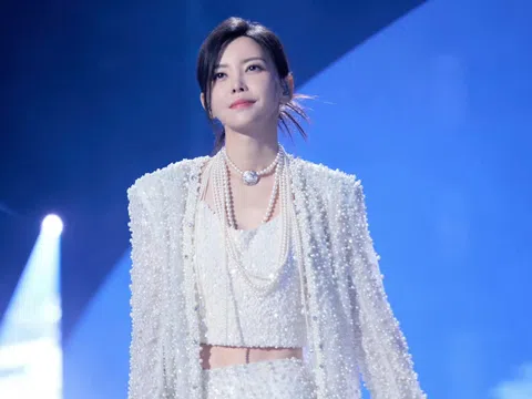 “Chị đẹp” xứ Trung Vu Văn Văn bất ngờ ngã quỵ trên sân khấu