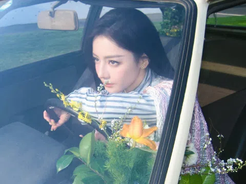 Địch Lệ Nhiệt Ba khoe nhan sắc gây thương nhớ trước khi lên đường dự Paris Fashion Week