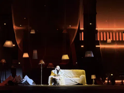 Từng ăn bánh tráng sống qua ngày, Phùng Khánh Linh giờ khiến nhạc sĩ Huy Tuấn "đổ gục" sau concert nghìn người