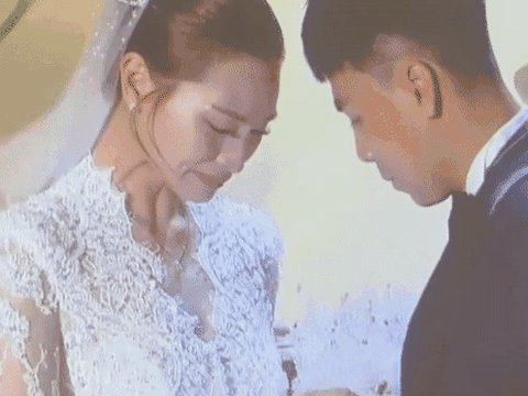 Điều bất ngờ Đức Huy giấu trong bó hoa cưới khiến MC Huyền Trang khóc nức nở giữa lễ đường