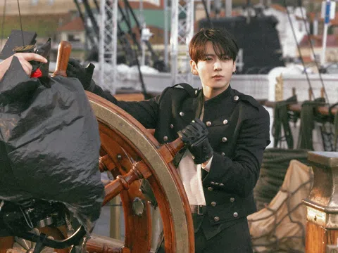 Jungkook (BTS) follow cả Kpop chỉ sau 1 đêm, cú click dành cho 2 đối thủ BLACKPINK, EXO khiến dân mạng "dậy sóng"