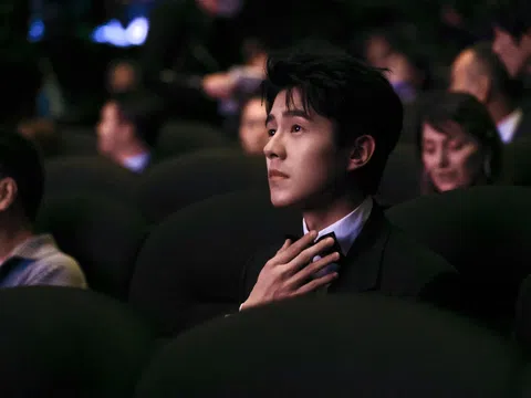 Nam thần thanh xuân Lưu Hạo Nhiên vướng nghi vấn đi quán bar 'tay vịn' cùng thành viên nhóm TNT