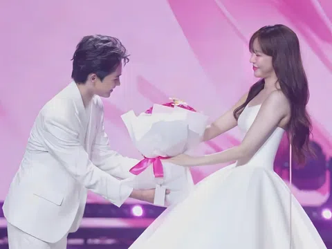 Tăng Duy Tân cười toe toét nắm tay Bích Phương giữa chốn đông người: Anh giờ đã ở vị thế khác