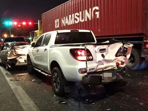 Container gây tai nạn liên hoàn khi dừng đèn đỏ, hiện trường ngổn ngang
